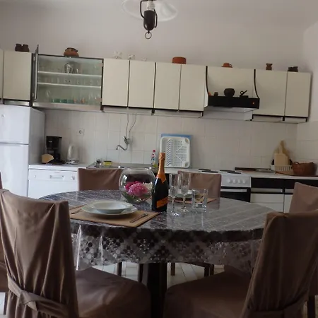 Suzy - 80m From The Sea Apartment