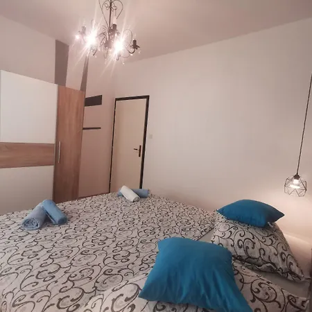 Suzy - 80m From The Sea Apartment