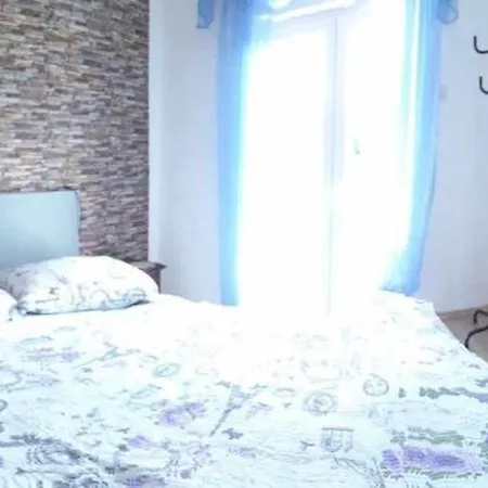 Suzy - 80m From The Sea Apartment
